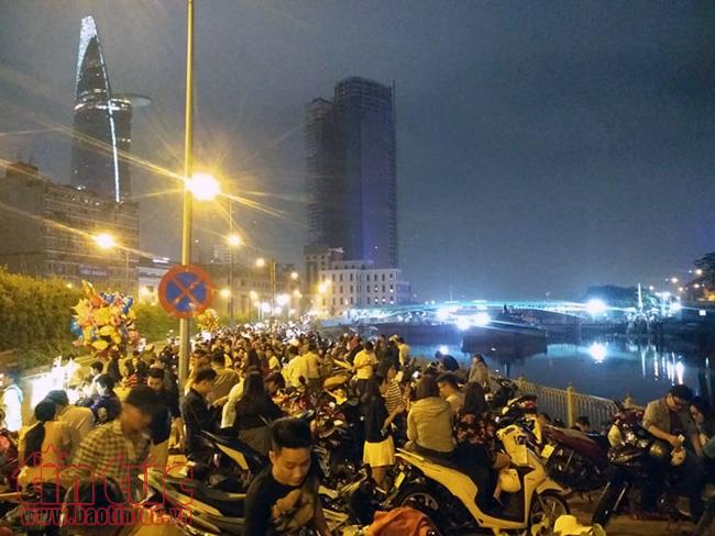 Người dân TP Hồ Chí Minh đổ về trung tâm ngắm hoa, chờ thời khắc pháo hoa Giao thừa ảnh 10
